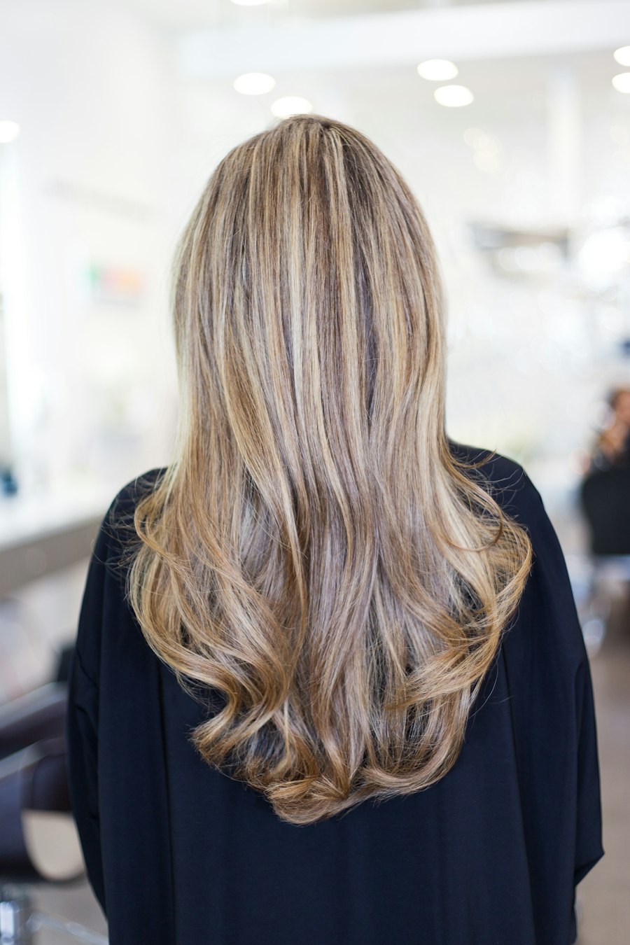 Melena rubia con balayage y ondas suaves, vista de espaldas